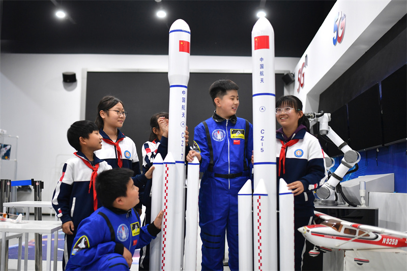 在山東省青島市市北區(qū)開平路小學(xué)開展的“中國航天日”科普活動上，學(xué)生們在參觀長征運載火箭模型。