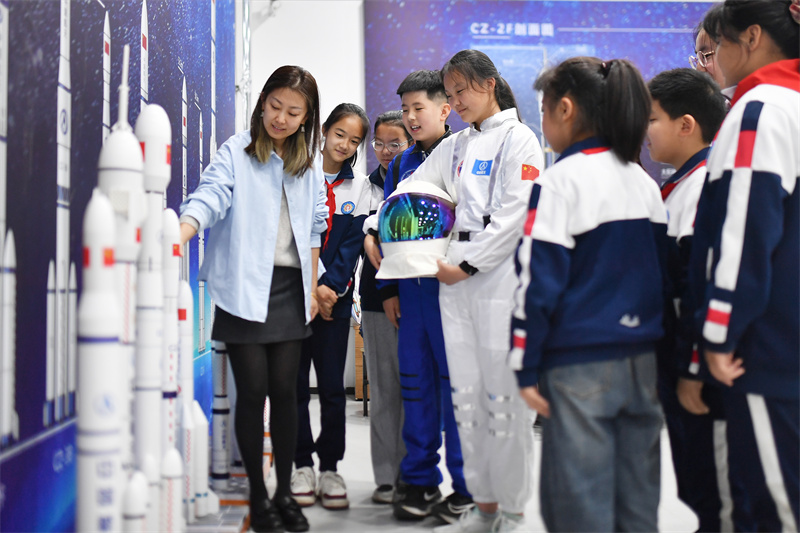 在山東省青島市市北區(qū)開平路小學(xué)開展的“中國航天日”科普活動上，老師在為學(xué)生科普長征運載火箭模型。