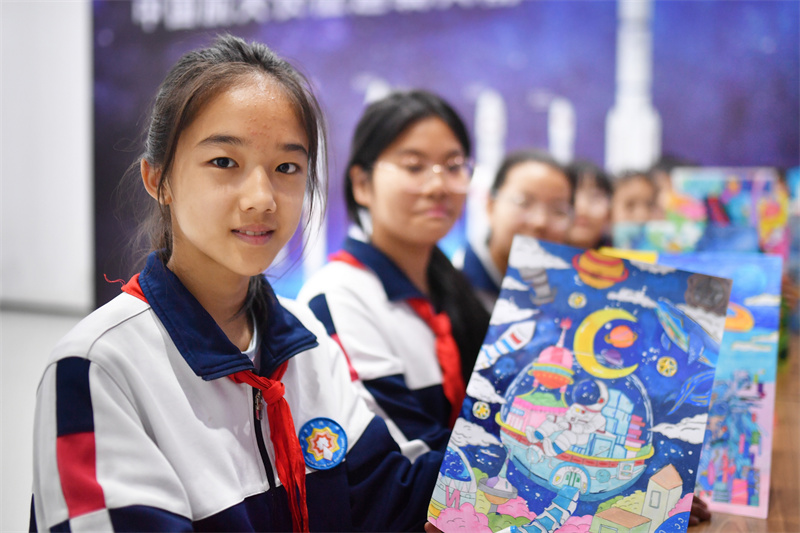 在山東省青島市市北區(qū)開平路小學(xué)開展的“中國航天日”科普活動上，學(xué)生們展示繪制的航天夢想海報。