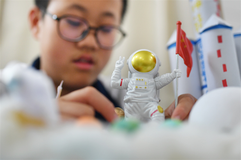在山東省青島市市北區(qū)洛陽路第二小學(xué)開展的“中國航天日”科普活動上，一名學(xué)生在設(shè)計我國宇航員登陸月球場景。