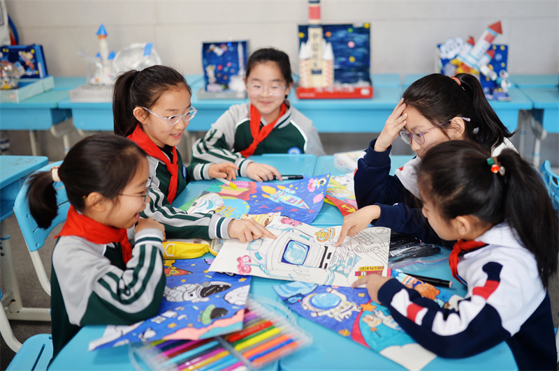 在山東省青島市市北區(qū)洛陽路第二小學(xué)開展的“中國航天日”科普活動上，學(xué)生們在繪制航天海報。