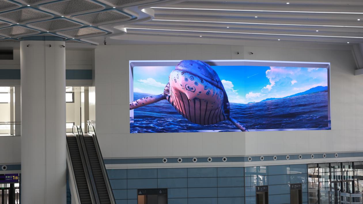 日照站候車室裸眼3D顯示屏。王卓越 攝