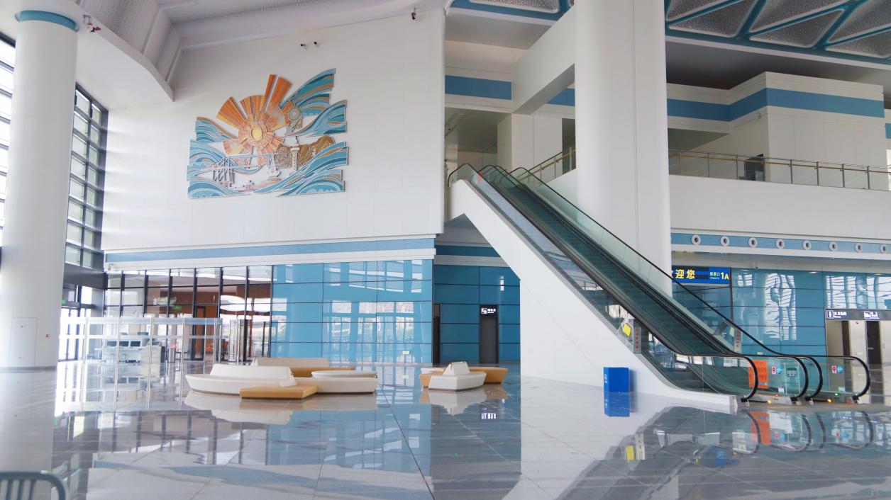 日照站候車室海洋元素壁畫(huà)。 王博倫 攝