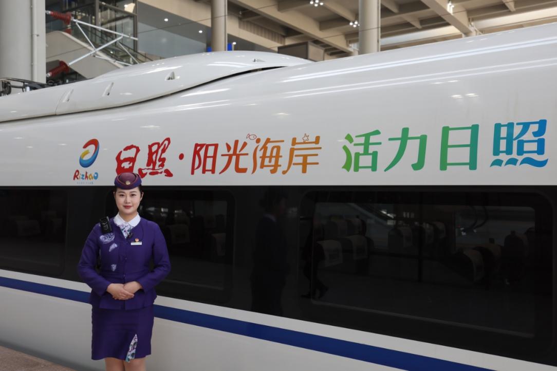 首發(fā)列車車體上“陽(yáng)光海岸 活力日照”的噴繪十分吸睛。 宋年升 攝