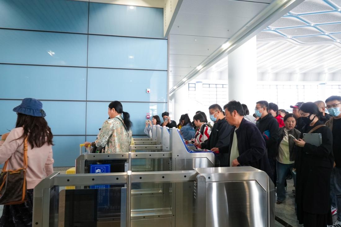 乘坐由日照站開(kāi)往北京南的G4865次列車的旅客正在檢票。丁敏航 攝