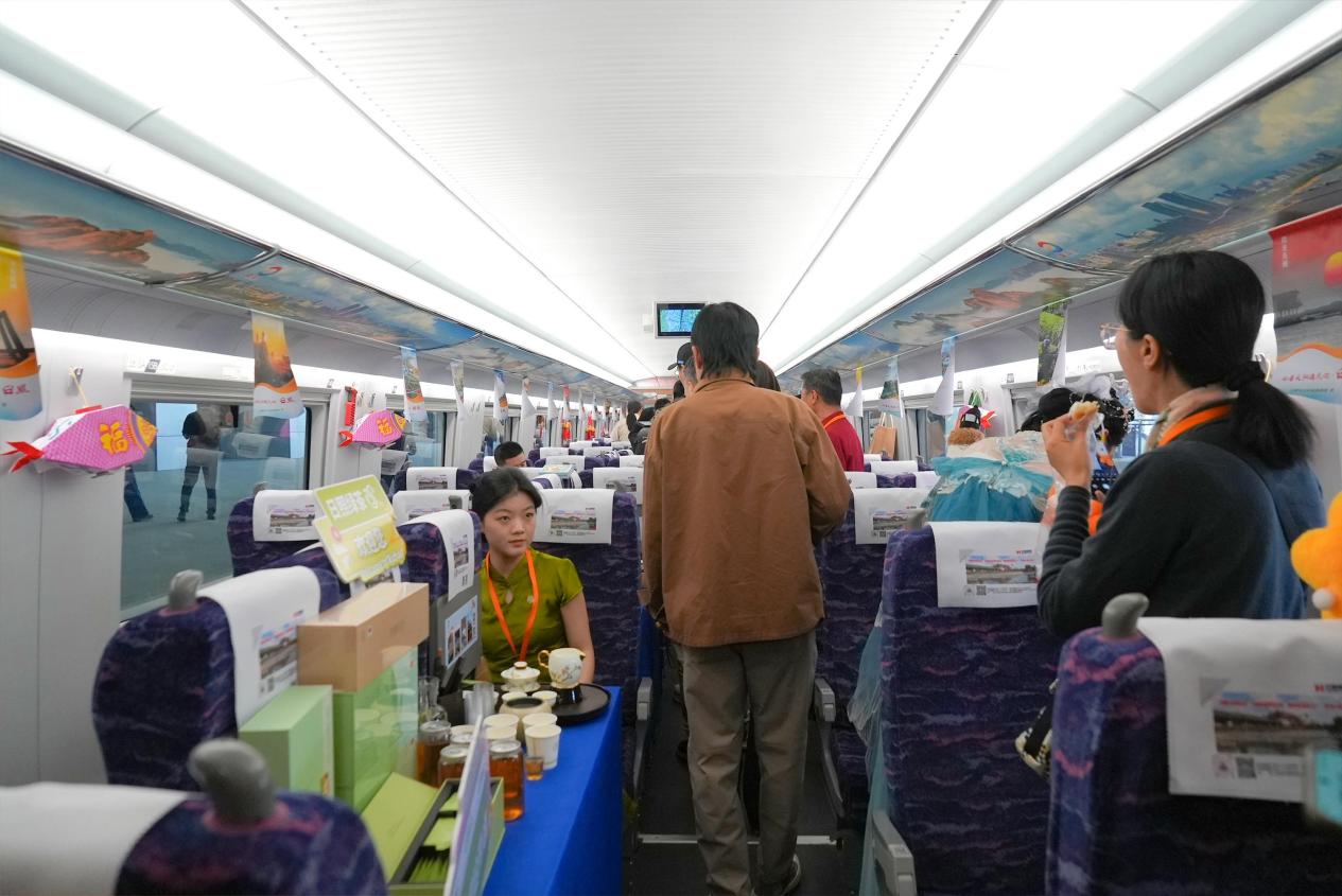 首發(fā)列車上布置了日照綠茶、非遺魚(yú)燈籠等日照特色元素。匡海齊 攝
