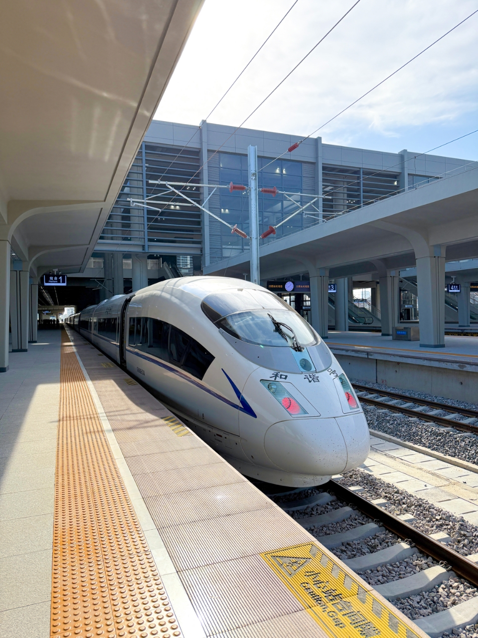 G4865次列車作為首發(fā)列車準(zhǔn)備就緒，等待鳴笛啟程。 丁敏航 攝