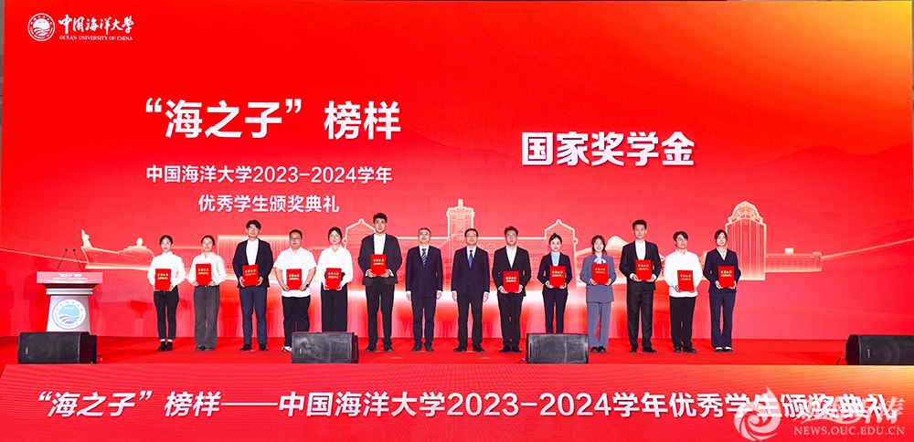 副校長劉勇和副校長王雪鵬為獲獎學生頒獎