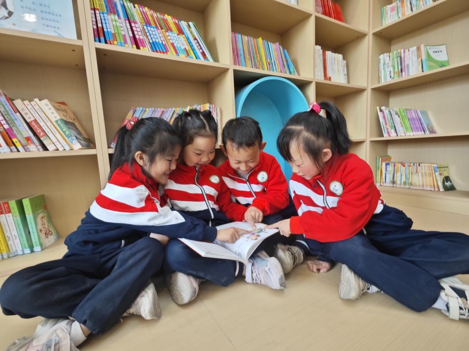 門莊村鄉(xiāng)村書房小朋友們“共讀一本書”