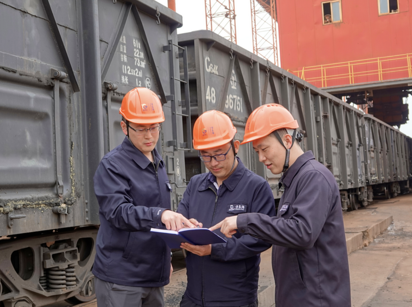 李永銳(中)和同事