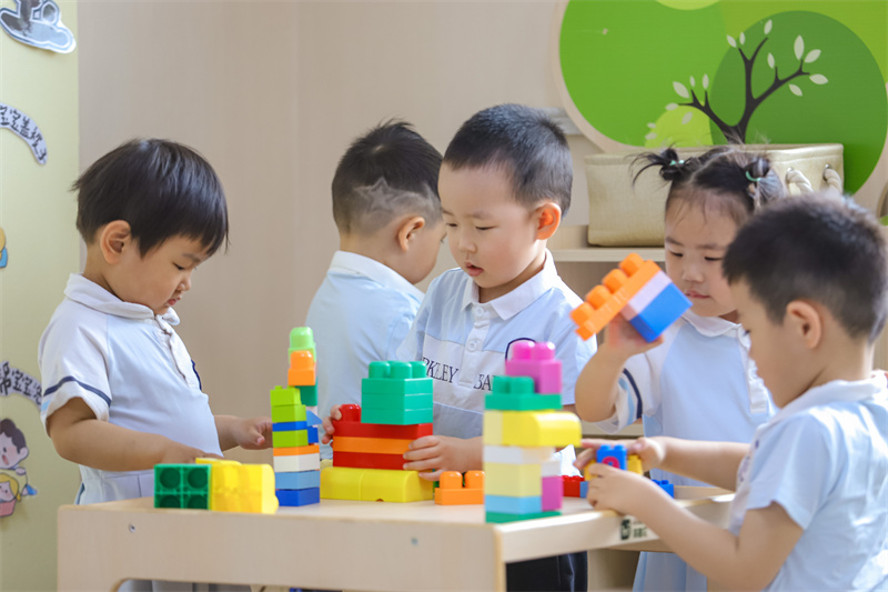 2025年5月14日，小朋友在山東省青島市李滄區(qū)職工子女愛(ài)心托育中心搭積木。張鷹 攝