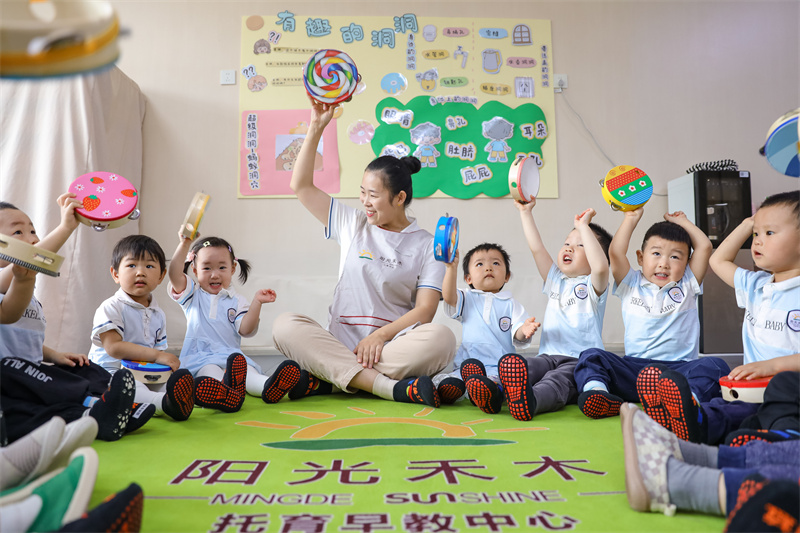 2025年5月14日，在山東省青島市李滄區(qū)職工子女愛(ài)心托育中心，老師帶領(lǐng)小朋友做游戲。張鷹 攝