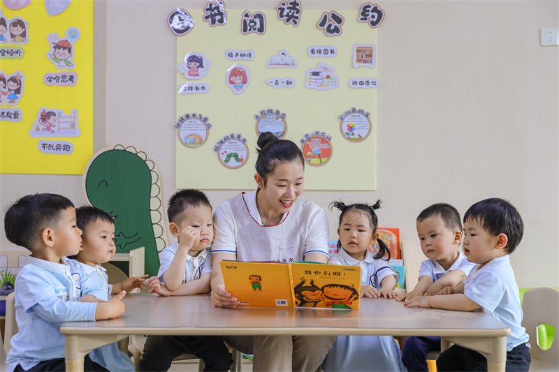 2025年5月14日，在山東省青島市李滄區(qū)職工子女愛(ài)心托育中心，老師為小朋友閱讀繪本。張鷹 攝
