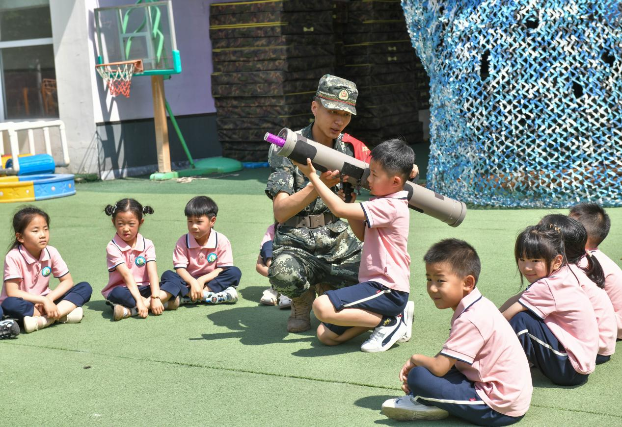 5月20日，在鄒平市全民國防教育進(jìn)校園活動中，黃山實(shí)驗幼兒園幼兒進(jìn)行武器模擬射擊體驗。