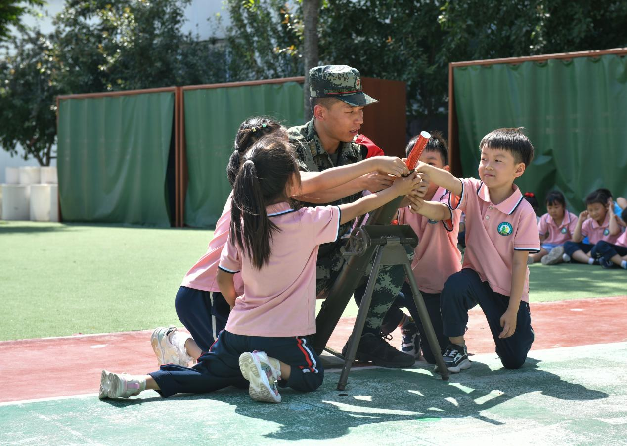 5月20日，在鄒平市全民國防教育進(jìn)校園活動中，黃山實(shí)驗幼兒園幼兒進(jìn)行軍事武器射擊體驗。