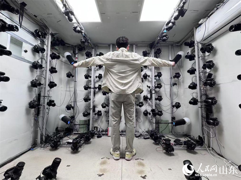 移動(dòng)式車載掃描系統(tǒng)的相機(jī)陣列，能創(chuàng)建角色的數(shù)字模型。人民網(wǎng) 鄭昕橋攝