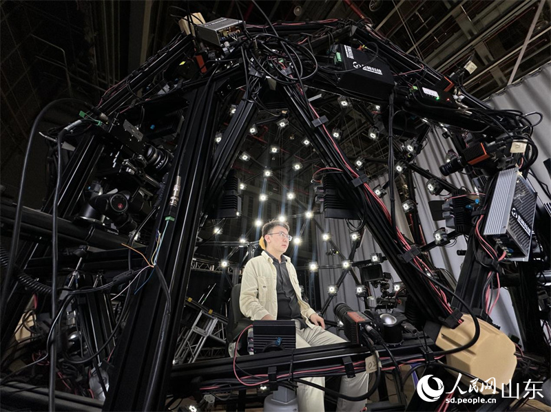 微米級(jí)超高精度系統(tǒng)——“穹頂光場(chǎng)”。人民網(wǎng) 喬姝攝