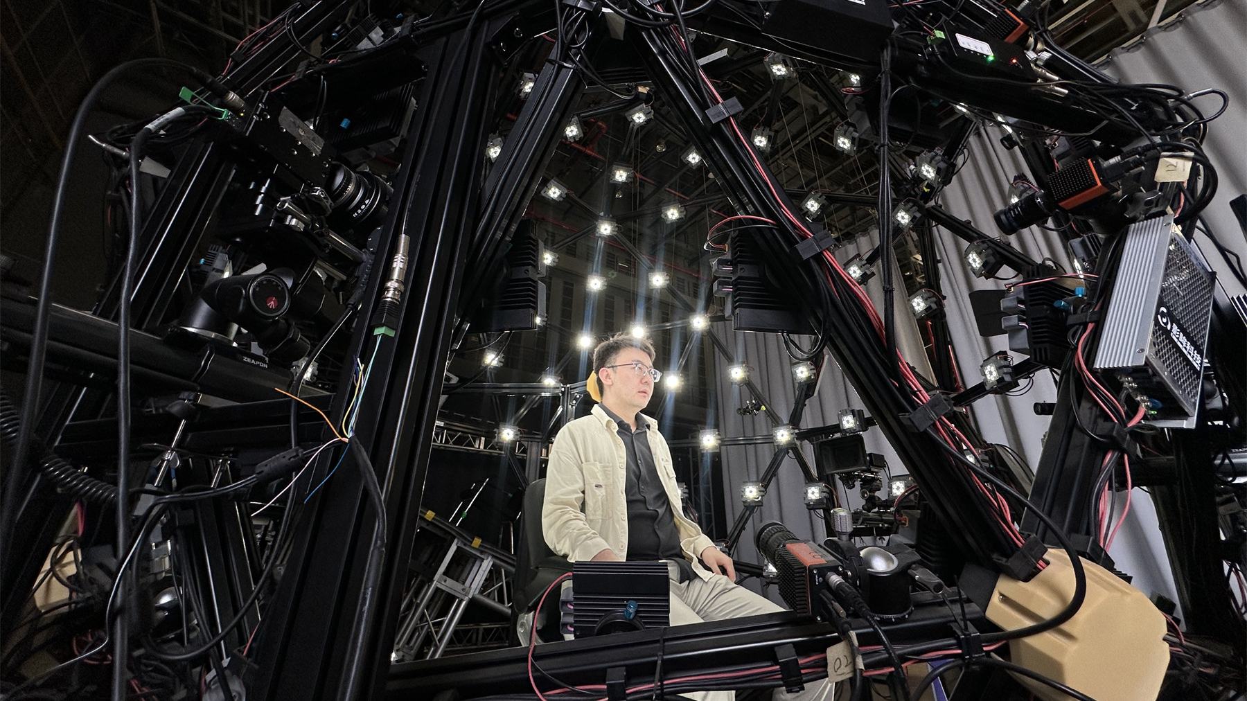 微米級超高精度系統(tǒng)——“穹頂光場”。人民網(wǎng) 喬姝攝