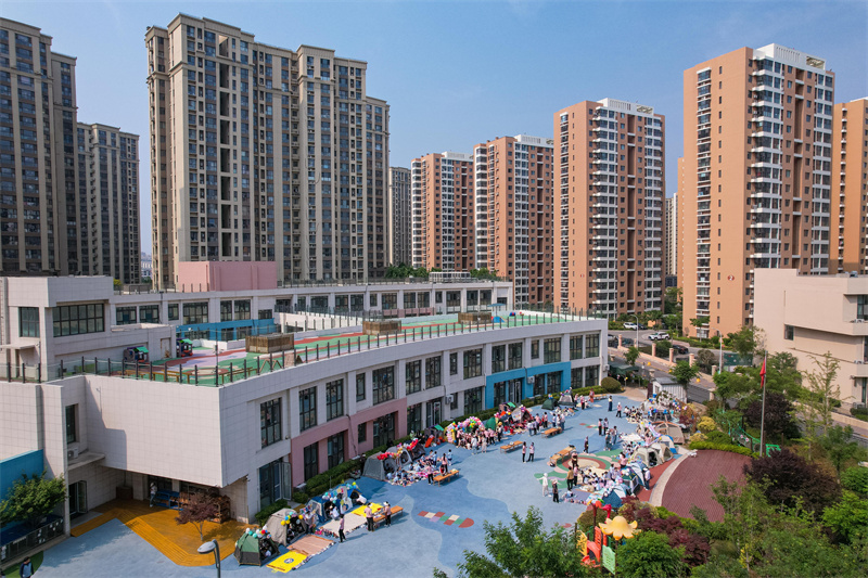 2025年5月26日，小朋友在山東省青島市李滄區(qū)青山路幼兒園開展迎“六一”主題活動中品嘗美食。張鷹 攝 