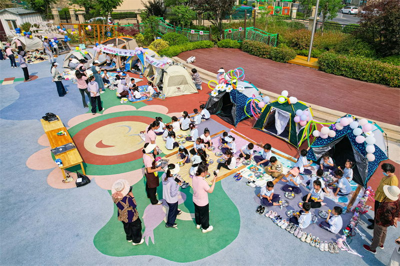 2025年5月26日，小朋友在山東省青島市李滄區(qū)青山路幼兒園開展迎“六一”主題活動中品嘗美食。張鷹 攝