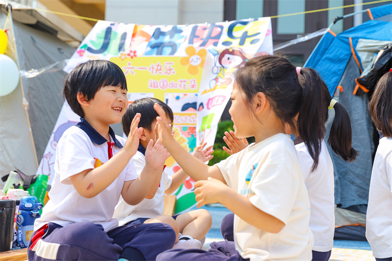 2025年5月26日，小朋友在山東省青島市李滄區(qū)青山路幼兒園開展迎“六一”主題活動中玩游戲。張鷹 攝 