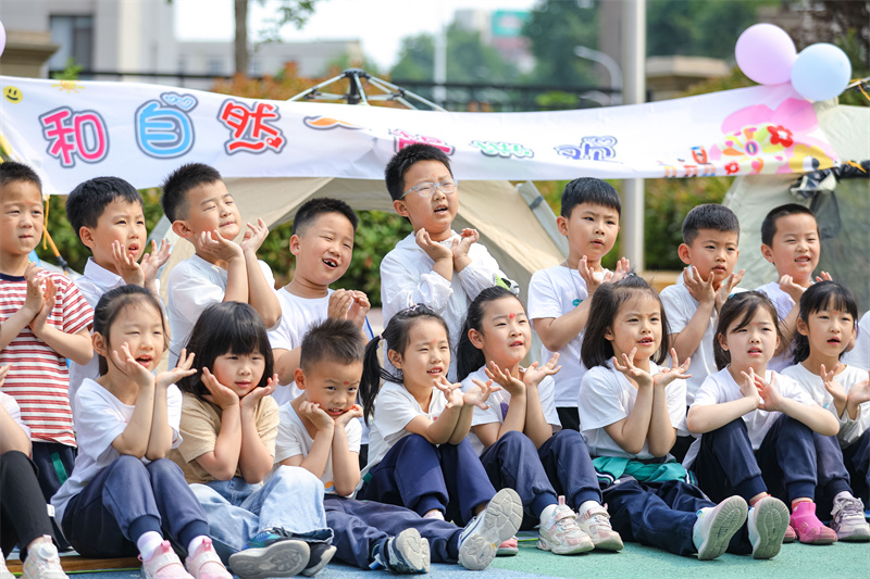 2025年5月26日，在山東省青島市李滄區(qū)青山路幼兒園，小朋友在迎“六一”主題活動中表演節(jié)目。張鷹 攝