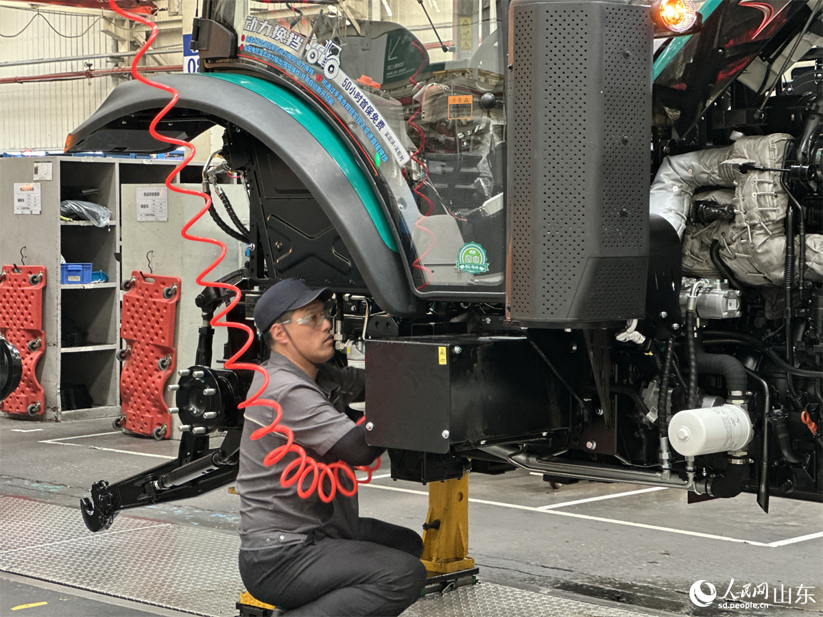 濰柴雷沃智慧農(nóng)業(yè)科技股份有限公司拖拉機(jī)工廠總裝車間，工人正在裝配智能拖拉機(jī)。人民網(wǎng) 喬姝攝