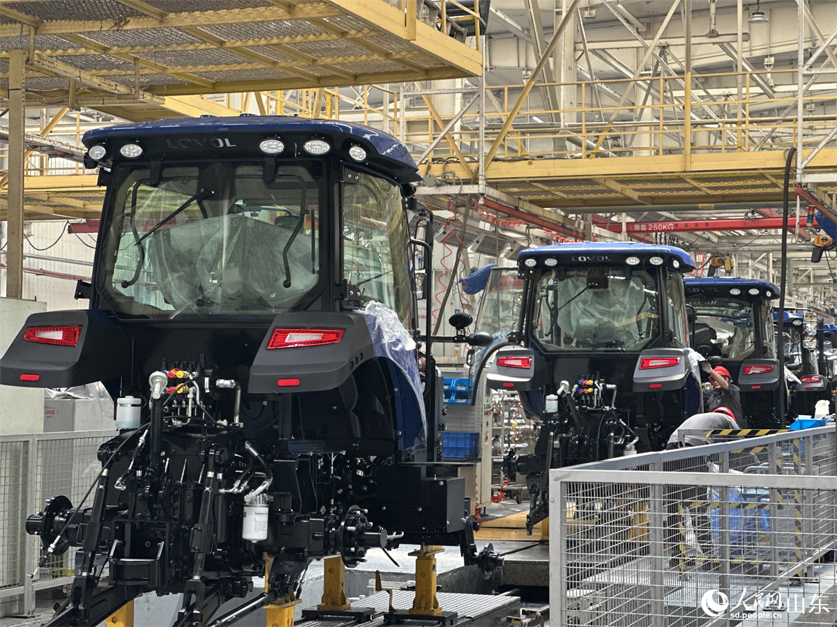 業(yè)科技股份有限公司拖拉機(jī)工廠總裝車間，工人正在裝配智能拖拉機(jī)。人民網(wǎng) 喬姝攝