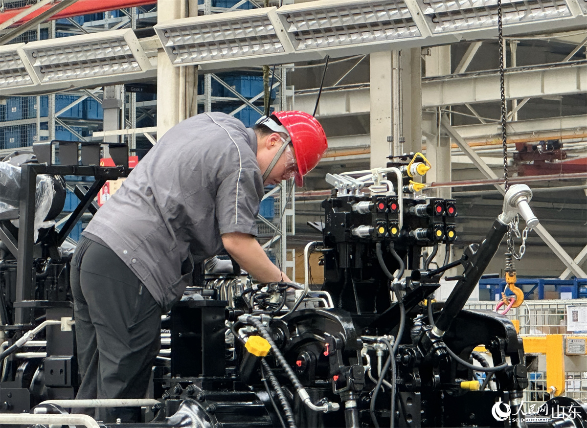 濰柴雷沃智慧農(nóng)業(yè)科技股份有限公司拖拉機(jī)工廠總裝車間，工人正在裝配智能拖拉機(jī)。人民網(wǎng) 喬姝攝