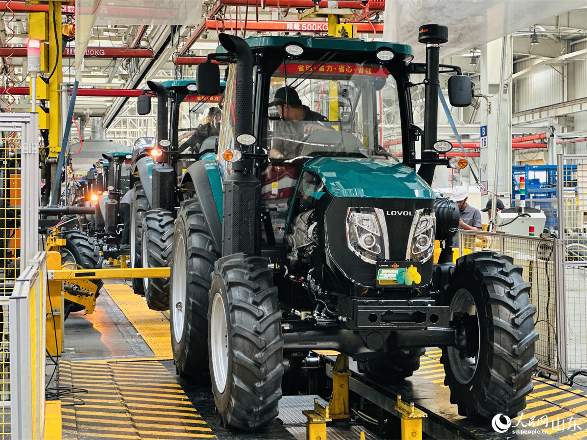 濰柴雷沃智慧農(nóng)業(yè)科技股份有限公司拖拉機(jī)工廠總裝車間，工人正在裝配智能拖拉機(jī)。人民網(wǎng) 喬姝攝