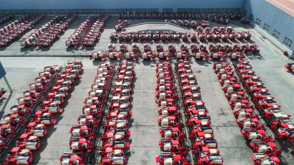 濰柴雷沃智慧農(nóng)業(yè)產(chǎn)銷旺季，下線車輛存放處。姚彬攝