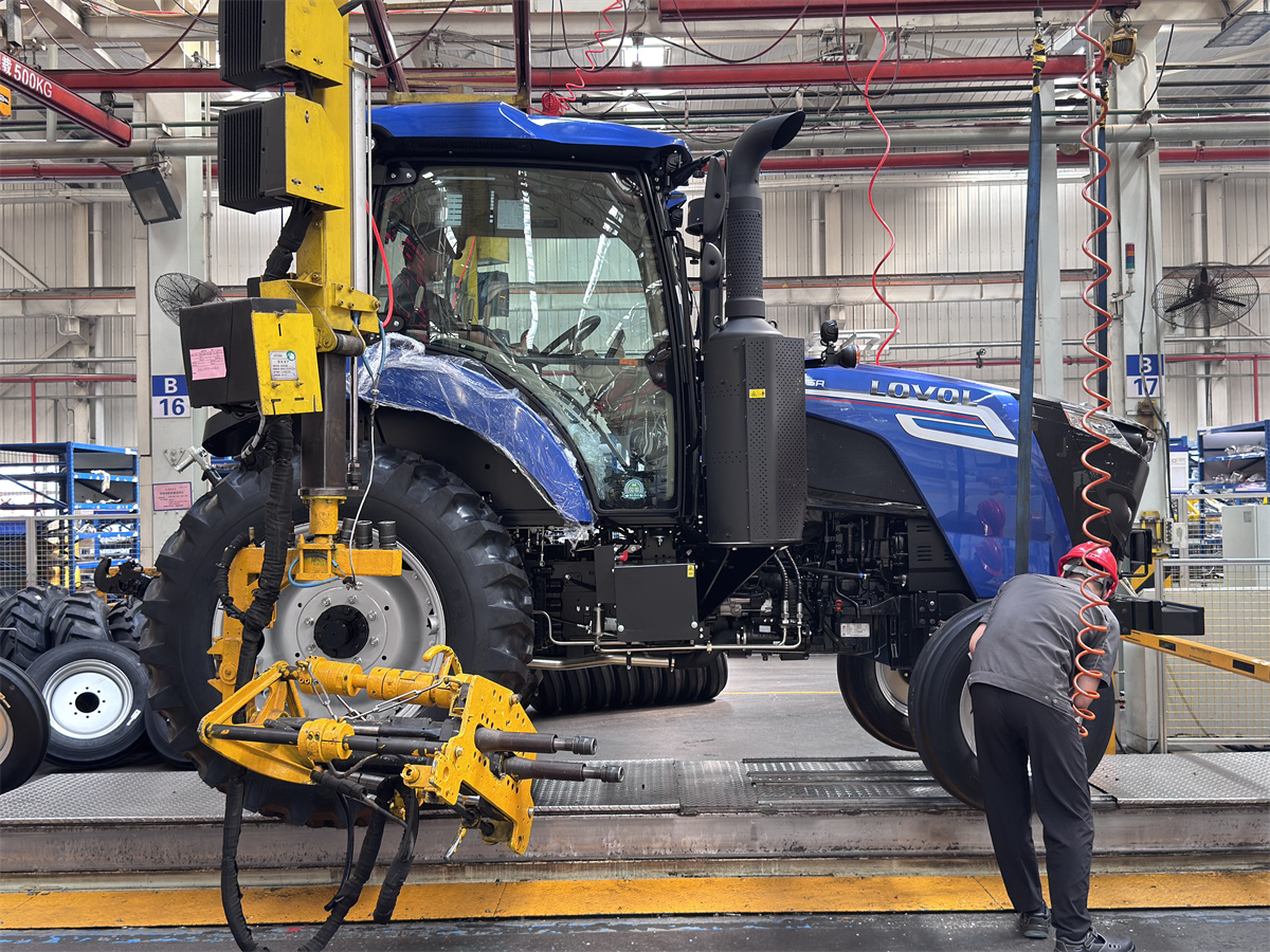 濰柴雷沃智慧農(nóng)業(yè)科技股份有限公司拖拉機(jī)工廠總裝車間，工人正在裝配智能拖拉機(jī)。人民網(wǎng) 鄭昕橋攝