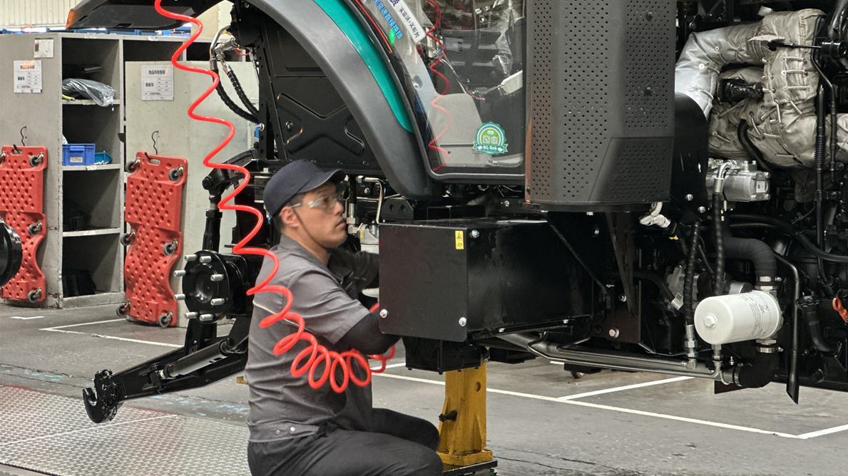 濰柴雷沃智慧農(nóng)業(yè)科技股份有限公司拖拉機(jī)工廠總裝車間，工人正在裝配智能拖拉機(jī)。人民網(wǎng) 喬姝攝