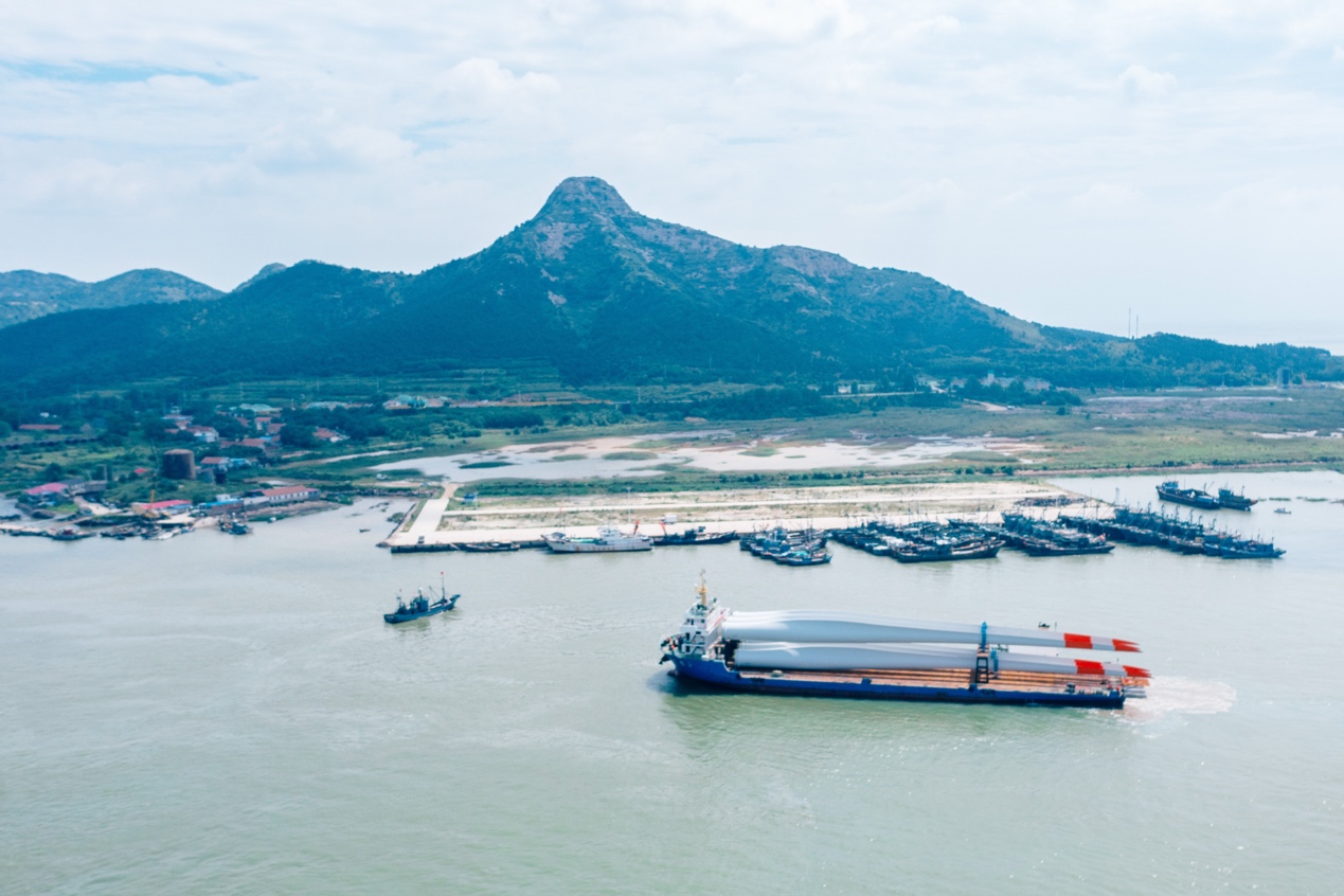 風(fēng)電設(shè)施裝船啟航，駛向海上作業(yè)點。辛戈攝