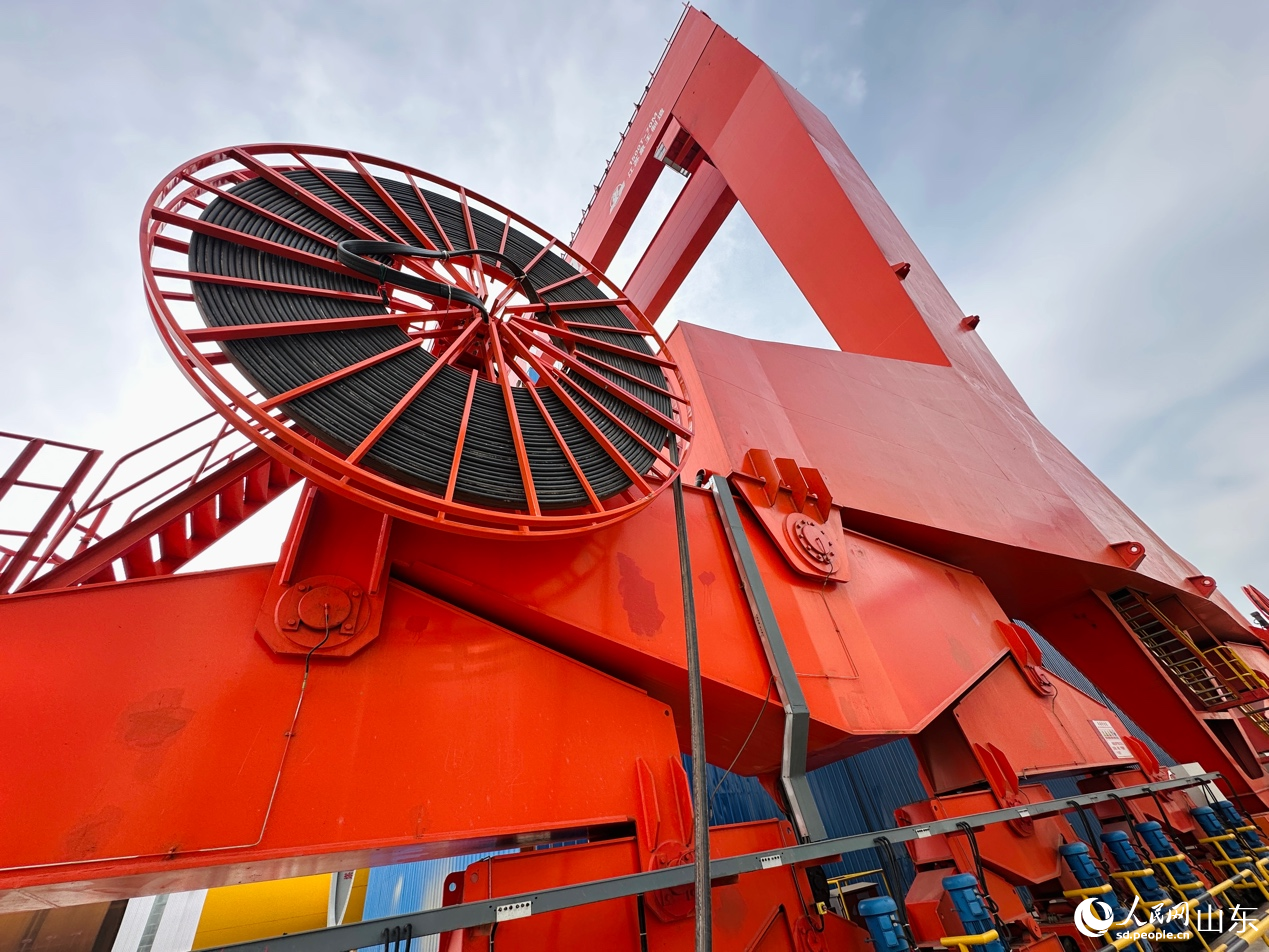 巨型龍門吊可承載1500噸重物，是海上風(fēng)電核心裝備之一。人民網(wǎng) 喬姝攝