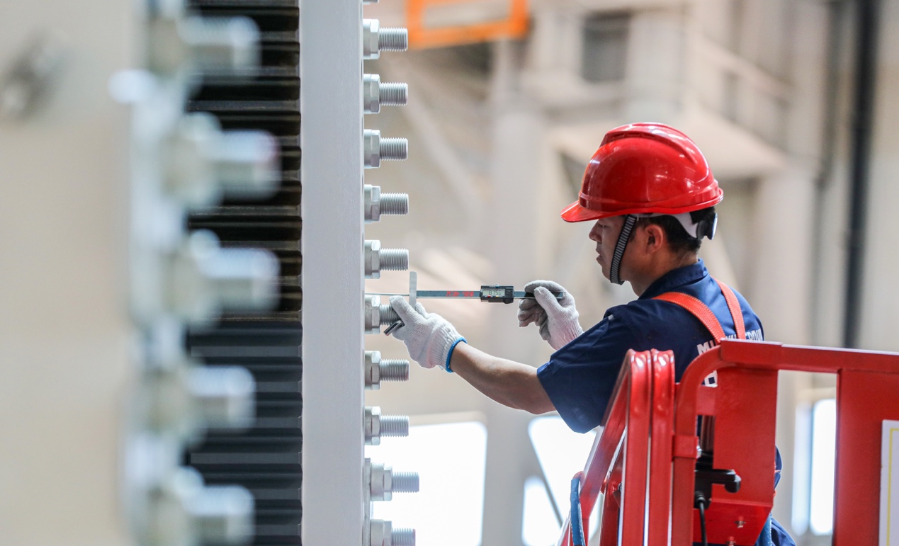 工人擰緊關(guān)鍵螺栓，保障設(shè)備安裝精度。乳山市委宣傳部供圖