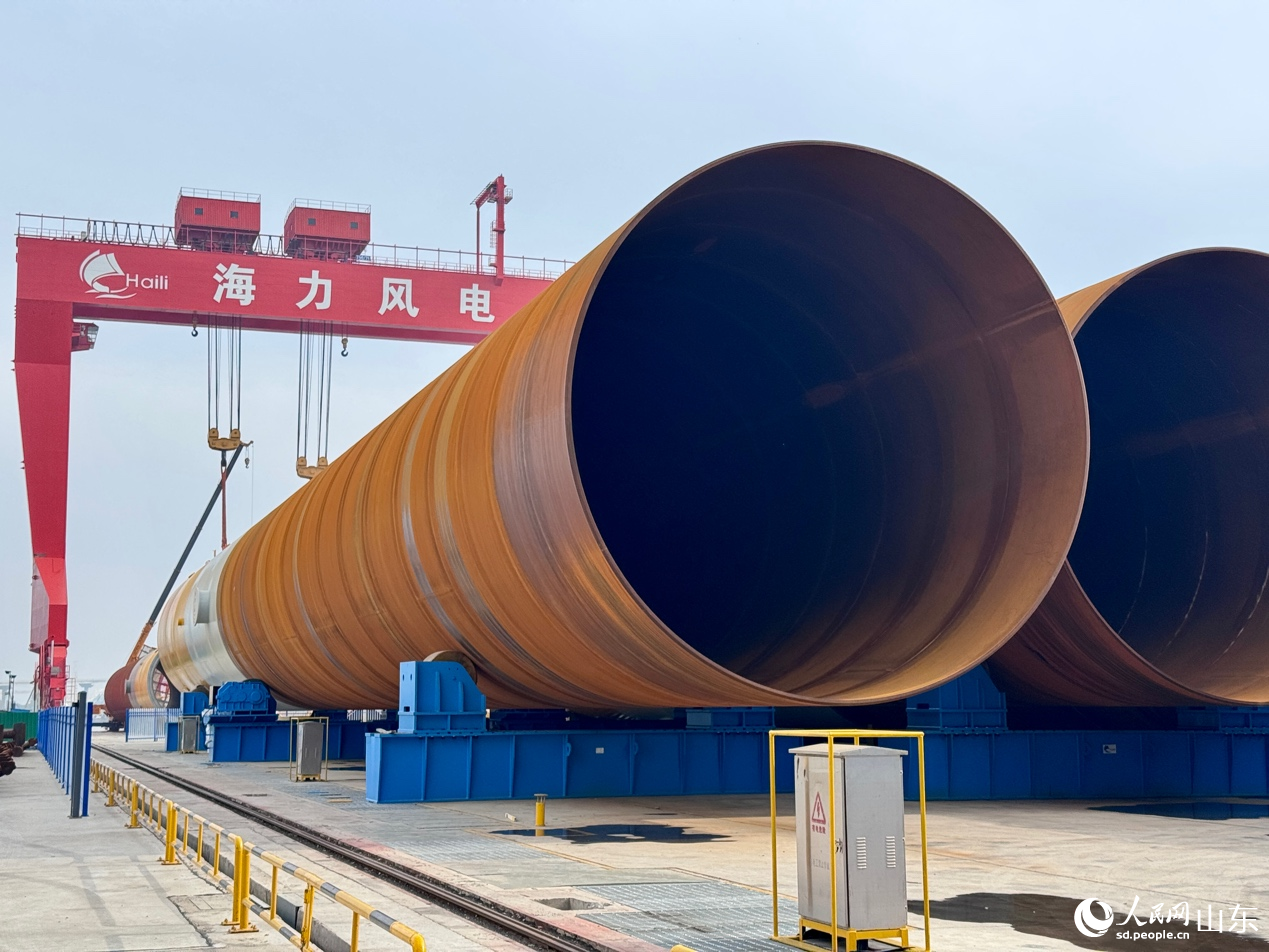 巨型塔筒橫臥于場地，等待起吊組裝。人民網(wǎng) 鄭昕橋攝