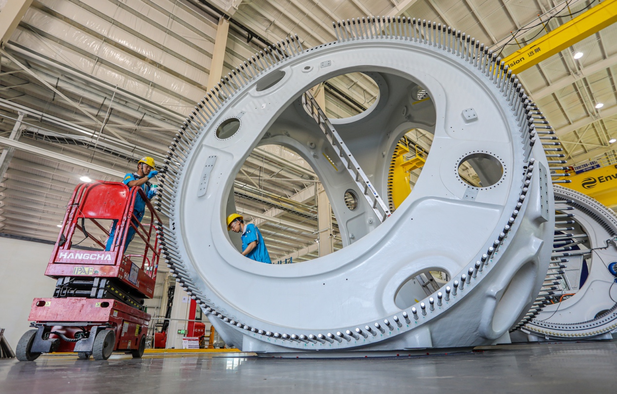 風(fēng)機安裝現(xiàn)場，施工正有序推進。乳山市委宣傳部供圖