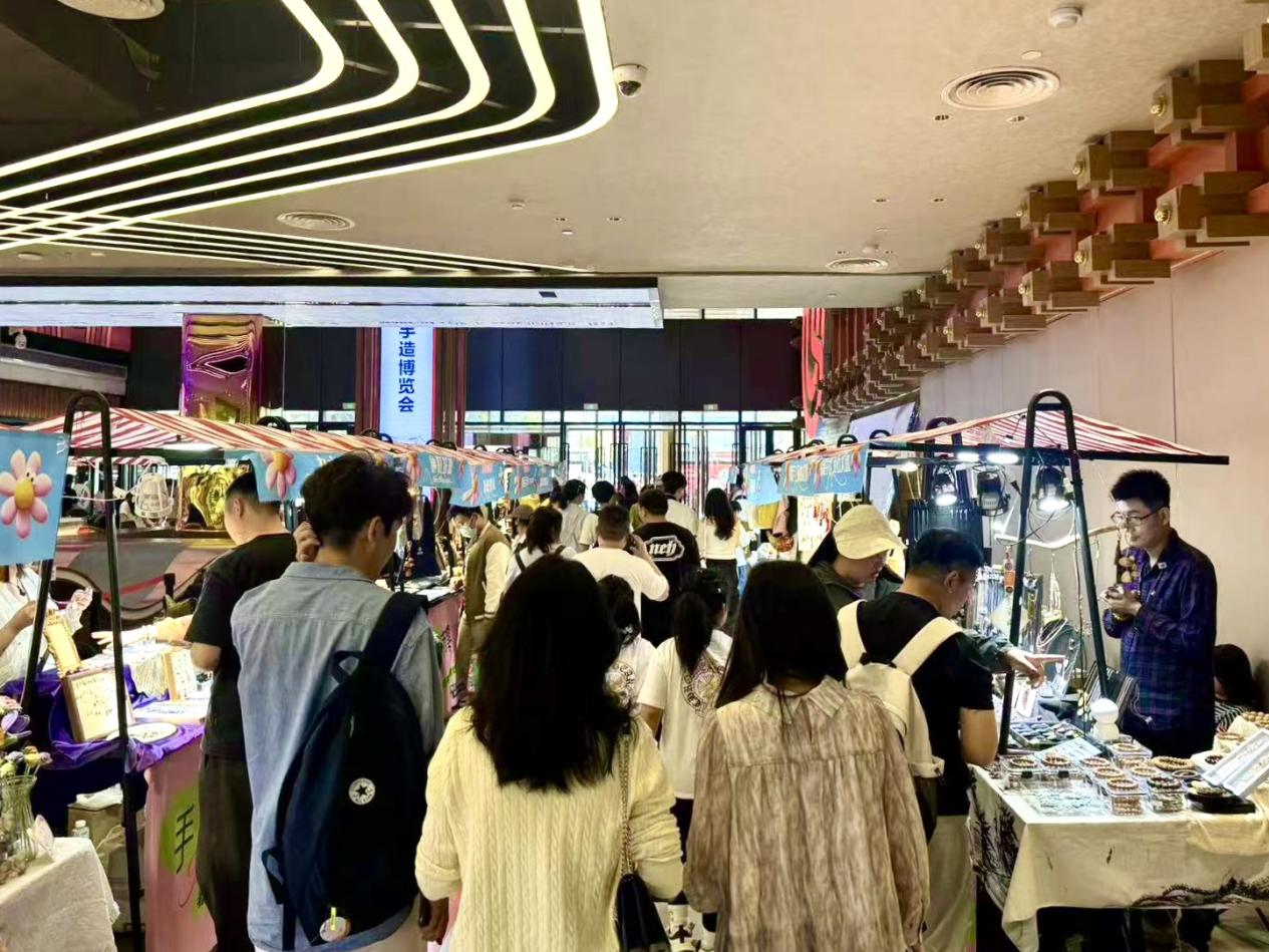 游客們正在展館開展的周末市集選購(gòu)。山東手造展示體驗(yàn)中心供圖