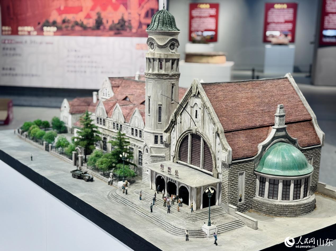 微塑藝術(shù)家李義中復(fù)刻的濟(jì)南火車站模型。人民網(wǎng) 鄭昕橋攝