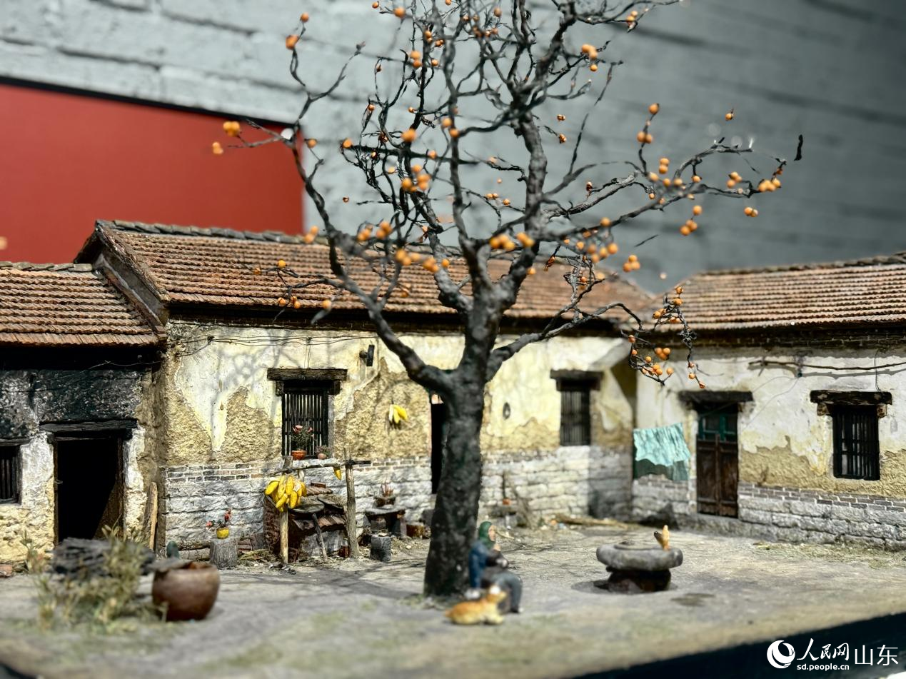 李義中對(duì)記憶中的山東民居進(jìn)行了復(fù)原。人民網(wǎng) 鄭昕橋攝