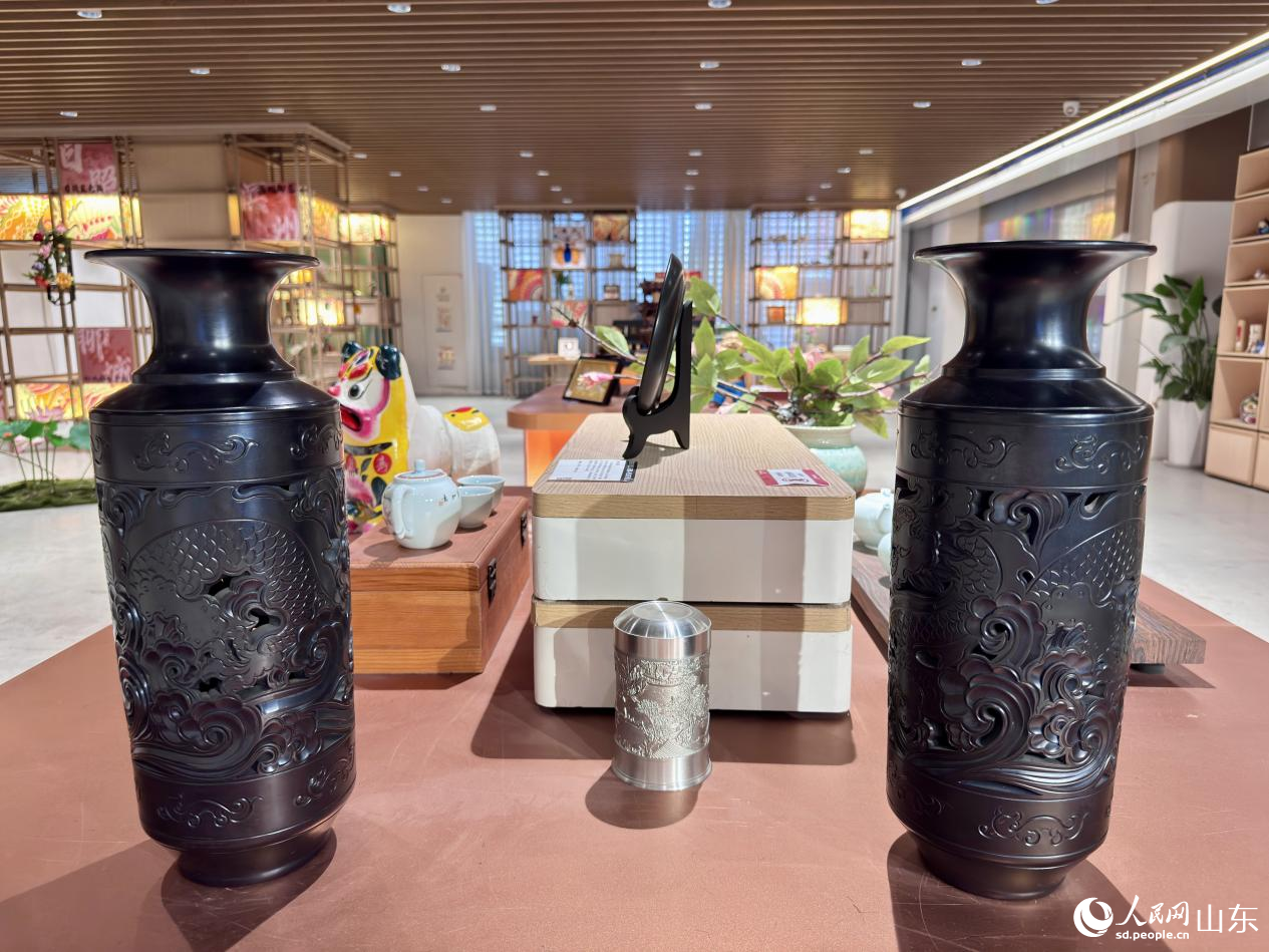 展館內(nèi)陳列的各色手造作品。人民網(wǎng) 鄭昕橋攝