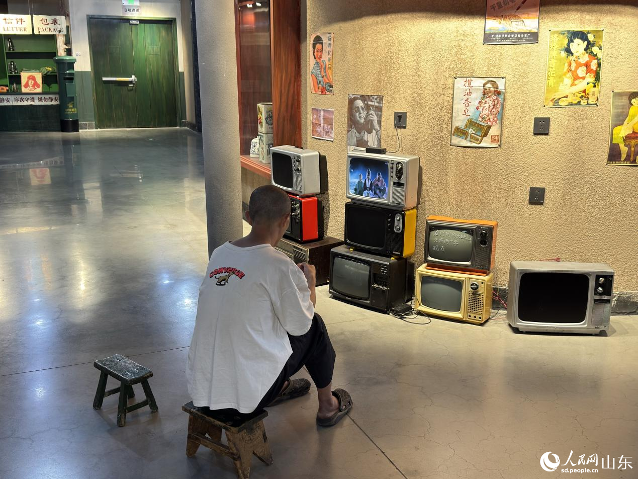 游客正在復(fù)古場(chǎng)景中看影片。人民網(wǎng) 莊潤(rùn)澤攝