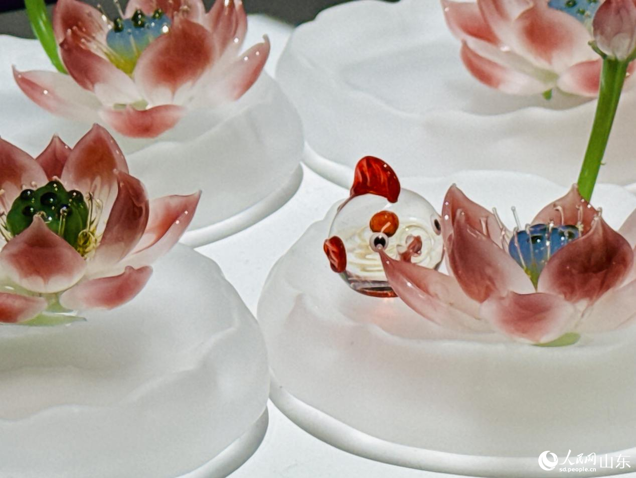 新穎有趣的博山琉璃香插。人民網(wǎng) 莊潤(rùn)澤攝