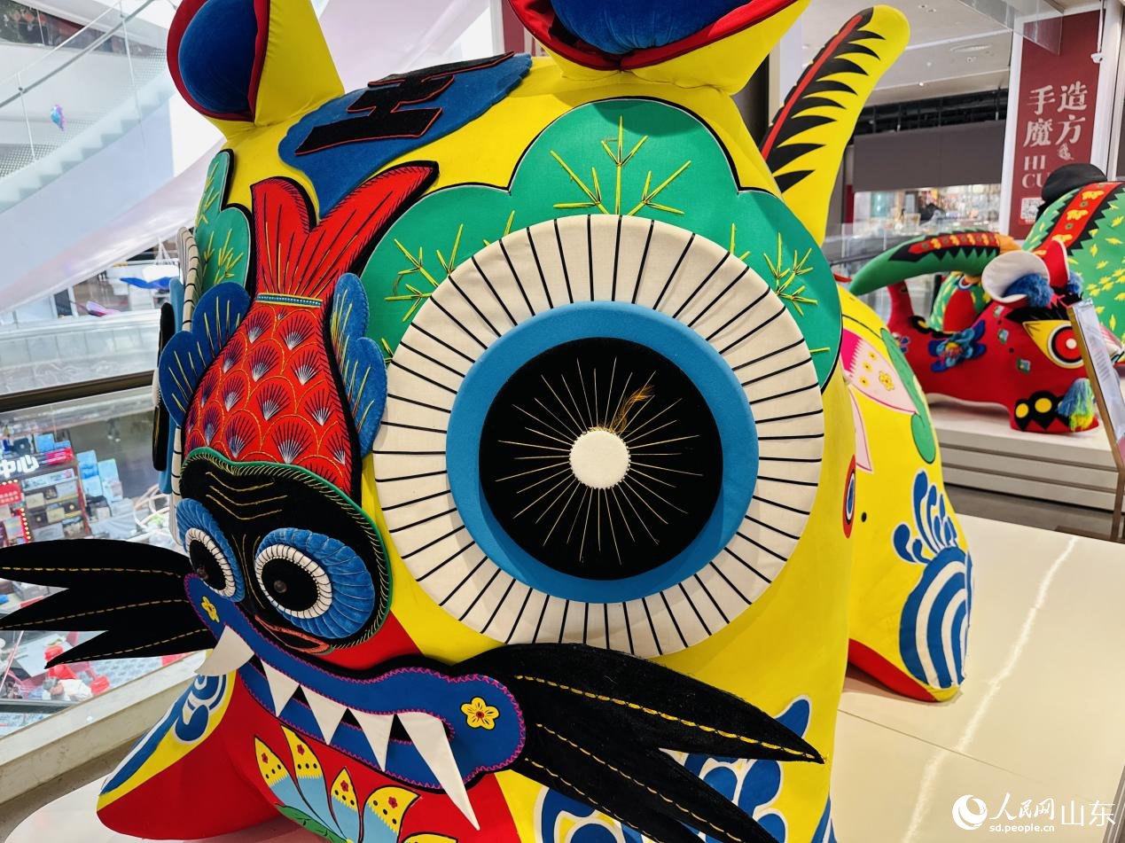 濱州布老虎手造體驗(yàn)處展示的巨型布老虎。人民網(wǎng) 鄭昕橋攝