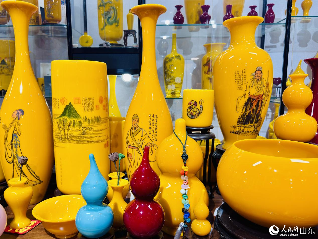 用“雞油黃”工藝制作的琉璃瓶。人民網(wǎng) 鄭昕橋攝