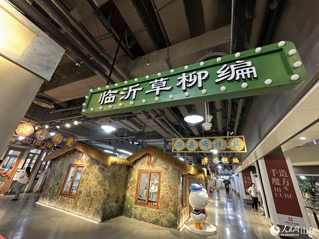 展館內(nèi)的茅草屋。人民網(wǎng) 喬姝攝