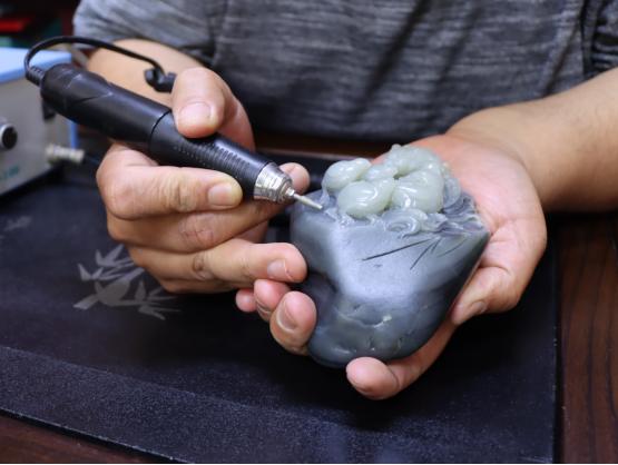 圖為宋濤在精心雕琢細(xì)節(jié)