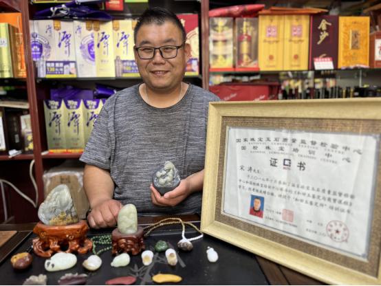 圖為宋濤和他的玉雕作品
