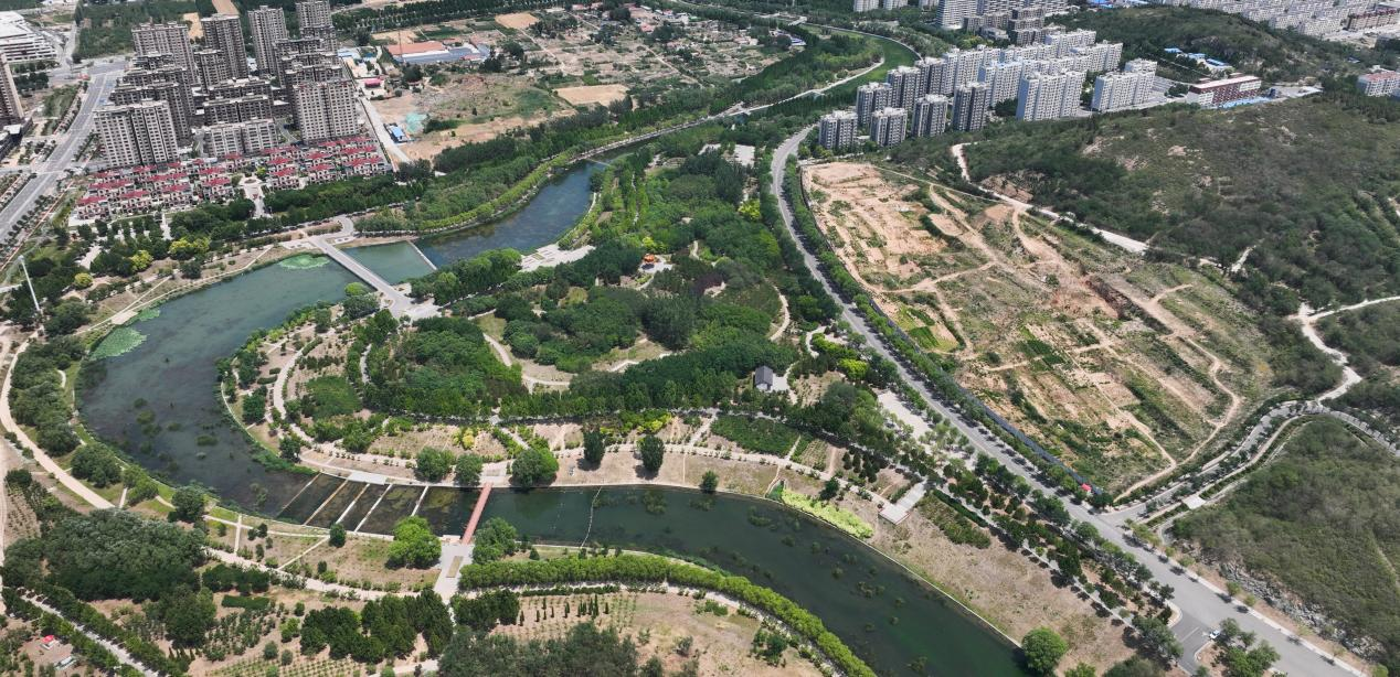 鄒平市黛溪河國(guó)家水利風(fēng)景區(qū)，黛溪河蜿蜒穿過鄒平城市區(qū)。